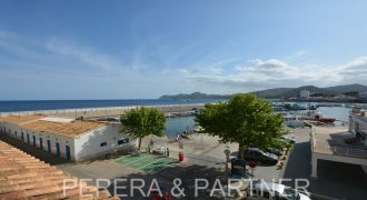 Ref. A045: Lujoso piso con vistas al puerto y al mar en Cala Ratjada.